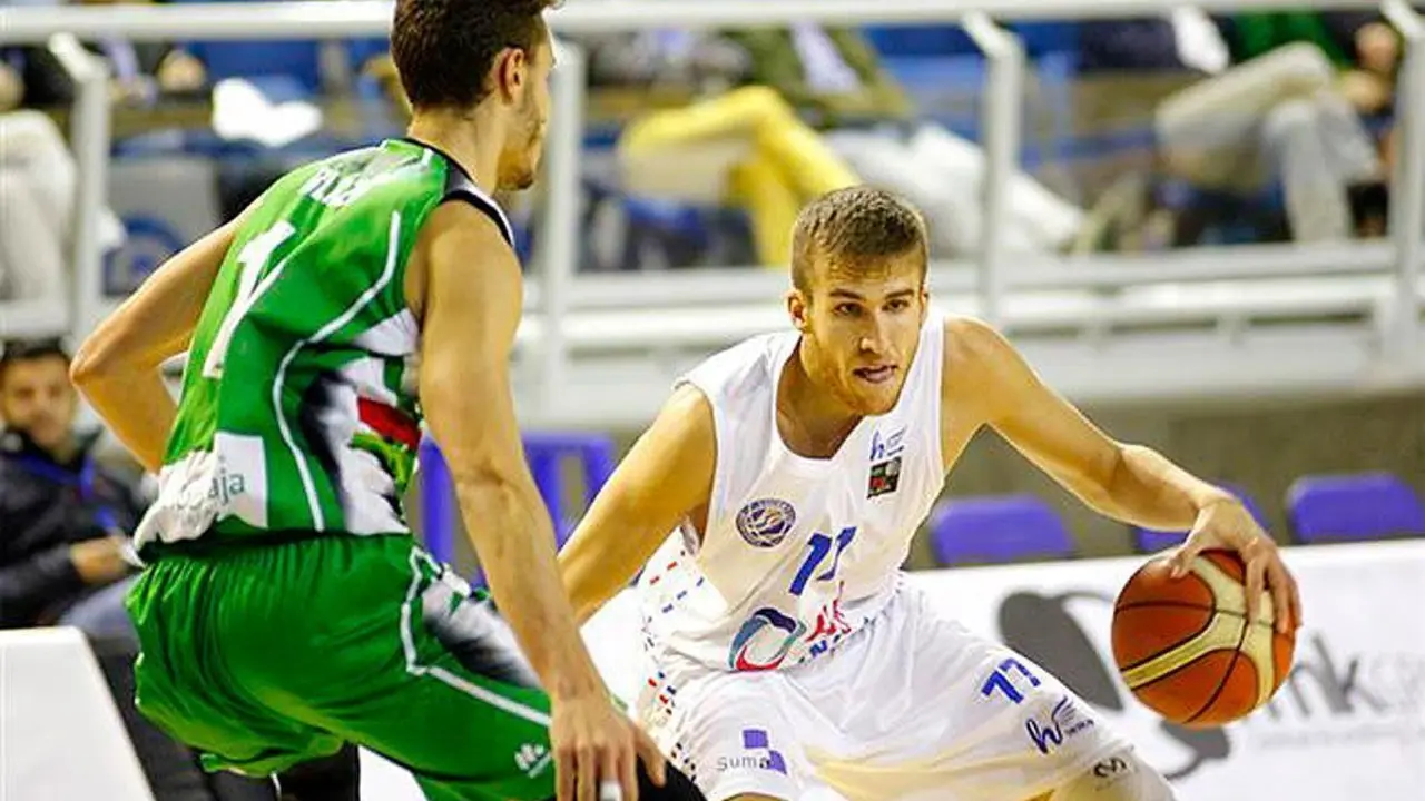 Jorge Lafuente durante una acci&oacute;n esta temporada con Alicante | Foto: HLA Alicante