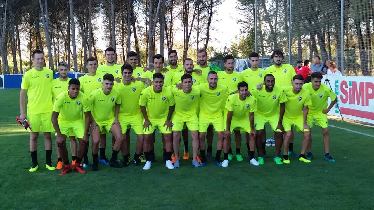 Plantilla del Huesca en su primer entrenamiento como equipo de Primera Divisi&oacute;n. Foto: Nacho Olmedilla