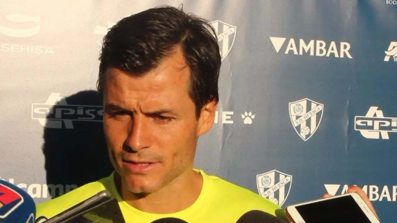 Camacho en un entreno de esta misma temporada haciendo declaraciones a los medios | Foto: SPORTHUESCA