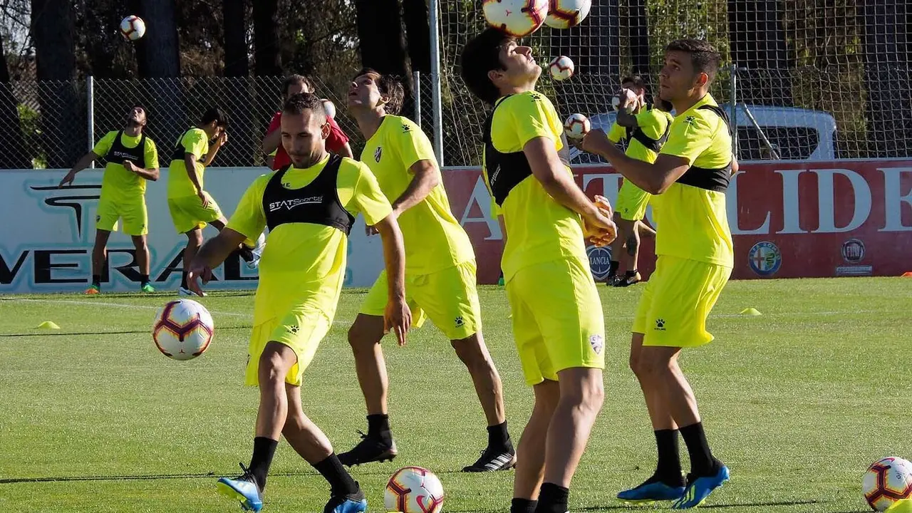 Melero, en primer plano, en la primera sesi&oacute;n del Huesca | Foto: C.Pascual