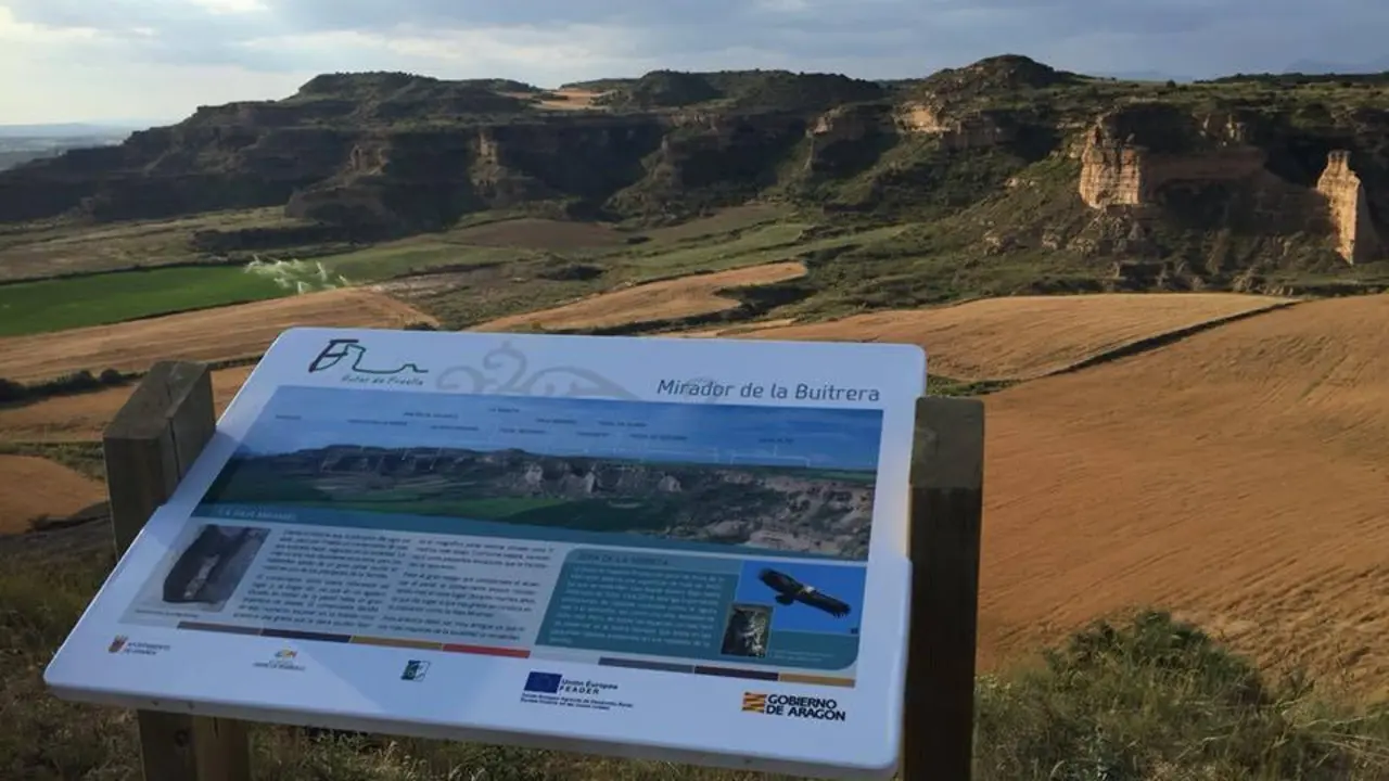 Las rutas senderistas de Fraella cuentan con paneles informativos para conocer mejor el territorio. Foto: Asociaci&oacute;n Rutas de Fraella