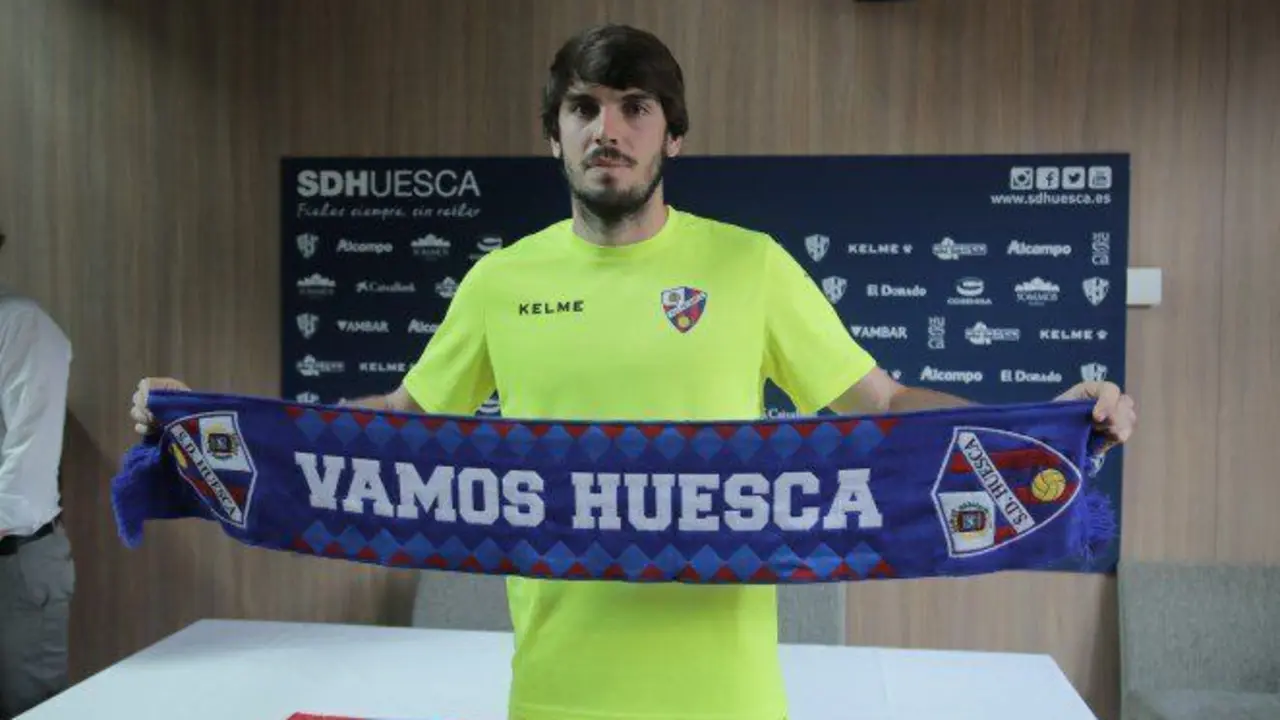 Eugeni Valderrama posando con la bufanda del Huesca en el Hotel Aneto el d&iacute;a de su presentaci&oacute;n | Foto: SD Huesca
