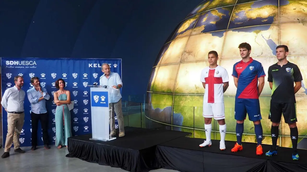 Cucho, Melero y Gallar lucen las nuevas camisetas del Huesca | Foto: C. Pascual
