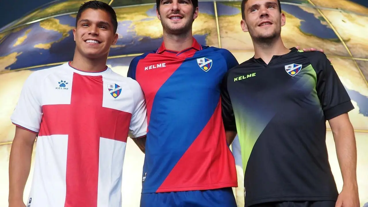Melero, 'Cucho' y Gallar posando con las equipaciones de Kelme | Foto: C. Pascual