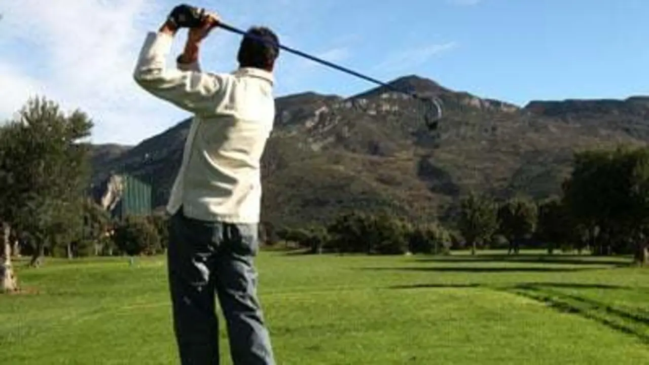 Un golfista buscando el green en Golf de Guara. Foto: Golf de Guara