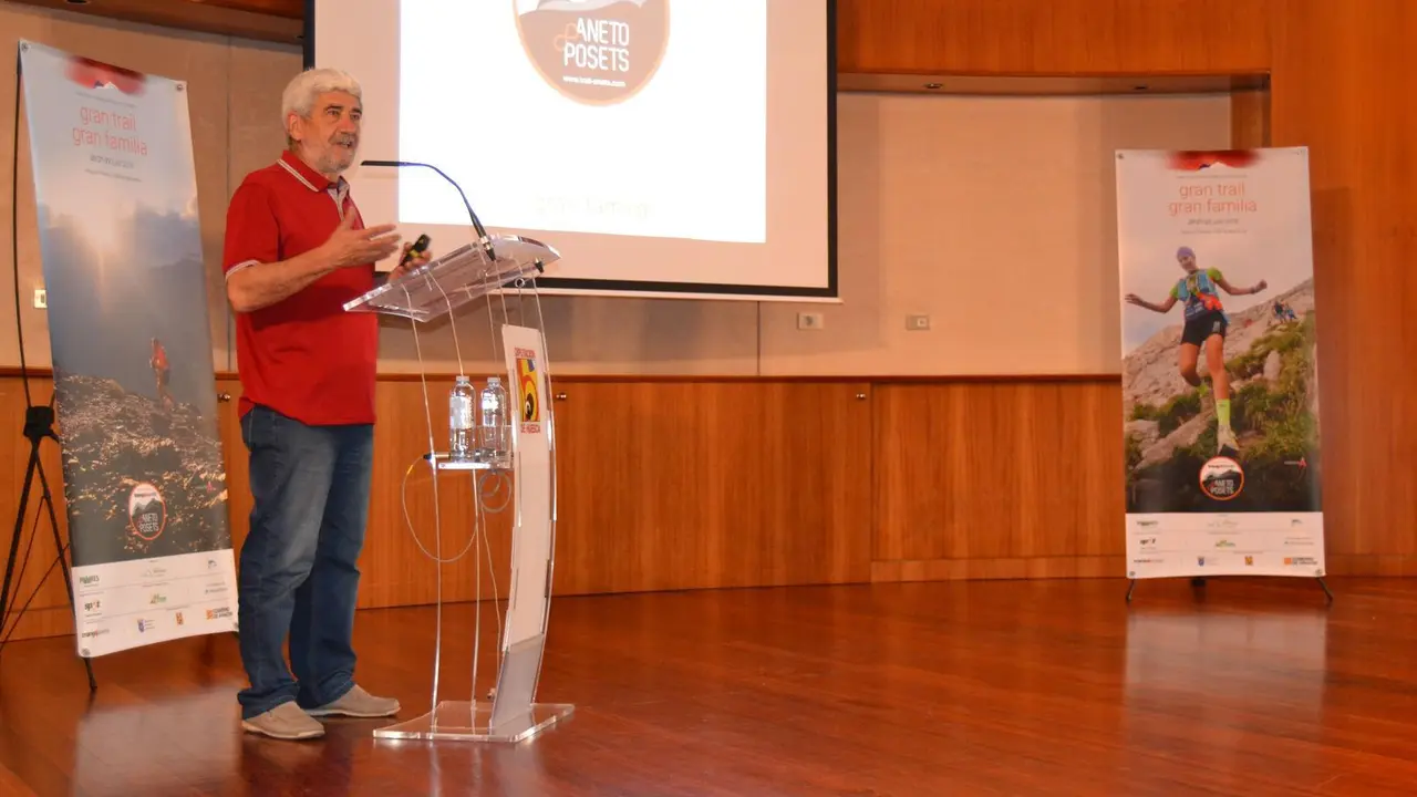 Manolo Bara, durante la explicaci&oacute;n de las caracter&iacute;sticas deportivas del Gran Trail Aneto Posets. Foto: Sporthuesca.com