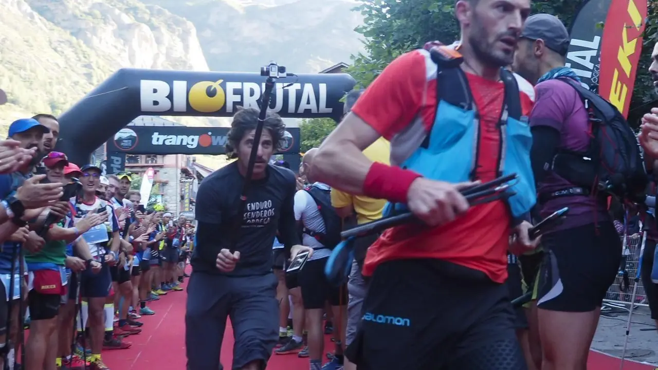 Primer plano de Iker Karrera a su paso por Benasque direcci&oacute;n al tramo del Posets. Foto: C.Pascual