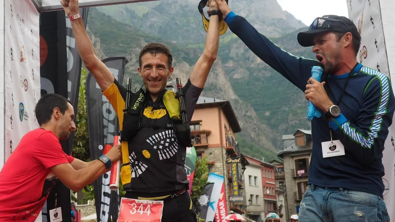 Javier Dom&iacute;nguez, feliz en el p&oacute;dium del Gran Trail Aneto Posets. Foto: C.Pascual