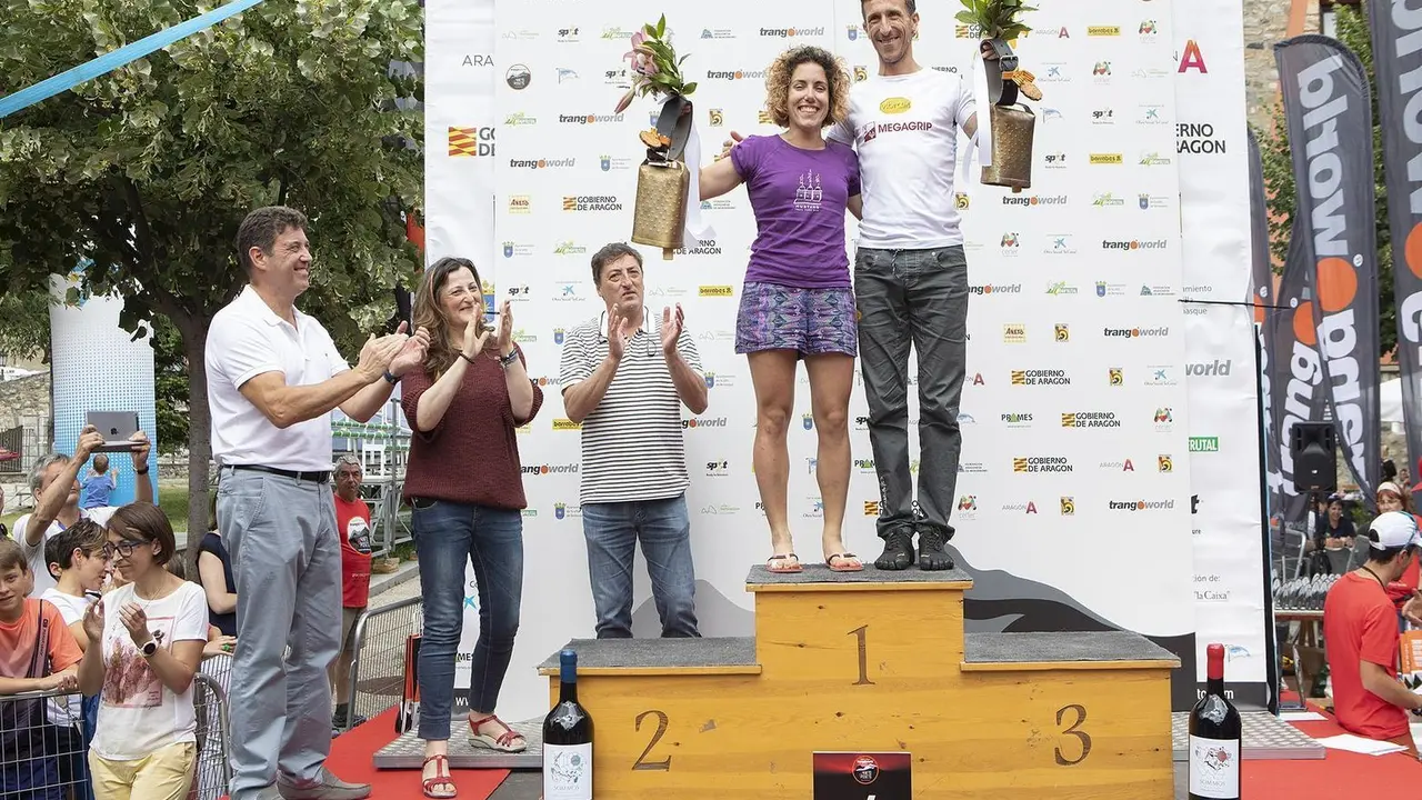 Los ganadores del Gran Trail Aneto Posets 2018, Natalia Rom&aacute;n y Javi Dom&iacute;nguez, en lo m&aacute;s alto del caj&oacute;n. Sus tiempos son los nuevos r&eacute;cord de la prueba. Foto: Javier Barahona