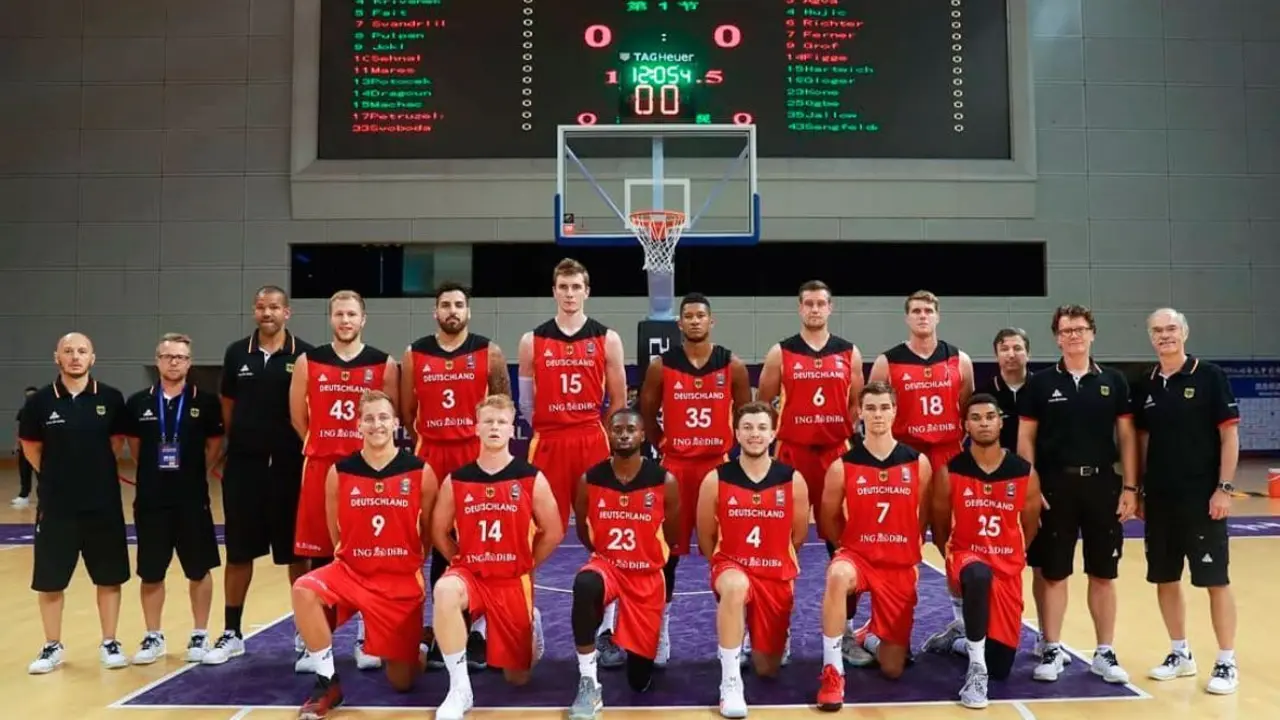 Phil Hartwich, con el n&uacute;mero 15, con la selecci&oacute;n de Alemania B