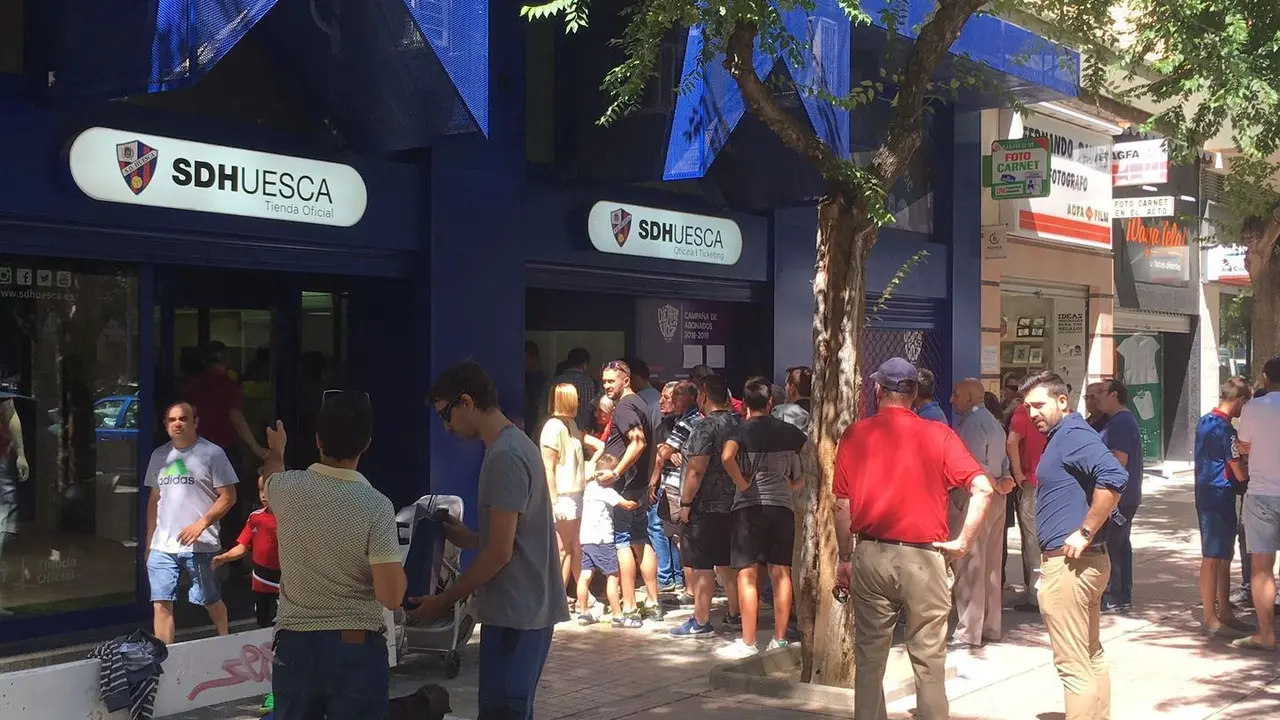 Aficionados azulgranas para renovar su abono | Foto: Edgar Navarro