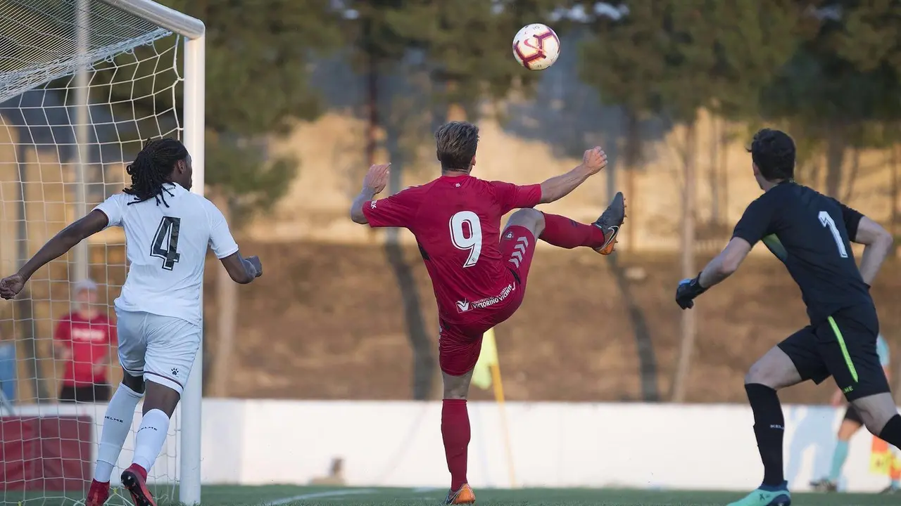 Momento del gol de Osasuna. Xisco, con el "9" a la espalda, aprovecha la falta de entendimiento entre Semedo y Werner | Foto: CA Osasuna