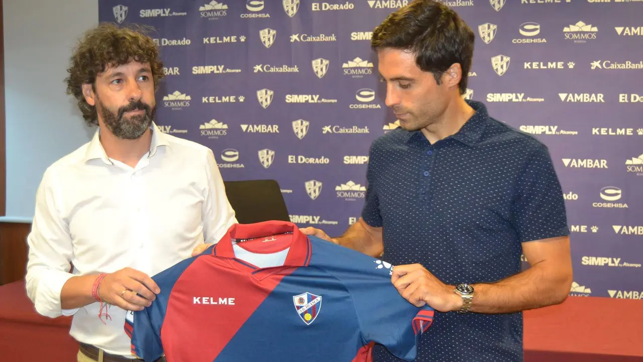 Etxeita mira su nueva camiseta en presencia de Vega | Foto: SPORTHUESCA