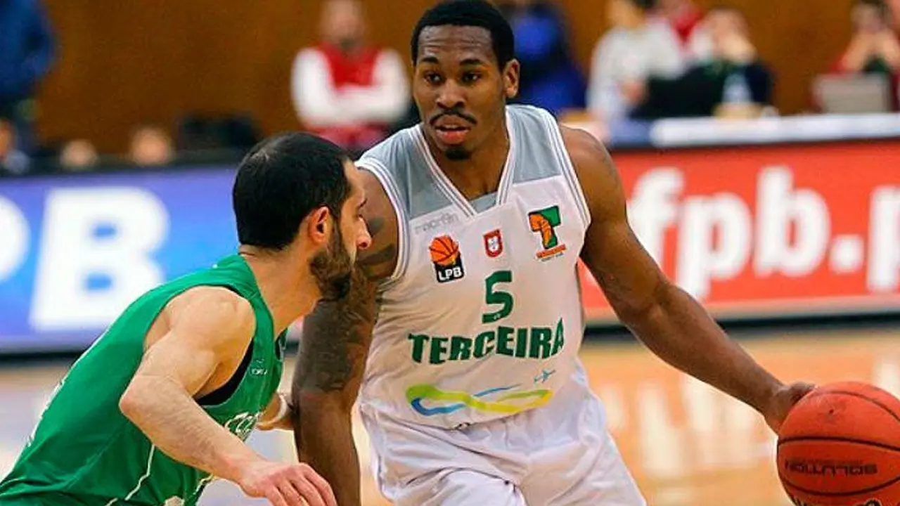 Isaiah Johnson en un lance del juego con el Terceira Basket | Foto: record.pt