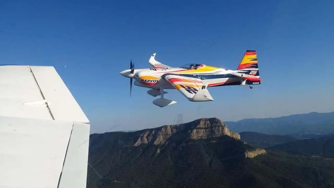 Juan Velarde con la m&iacute;tica Pe&ntilde;a Oroel al fondo. Foto: Pirivuelo