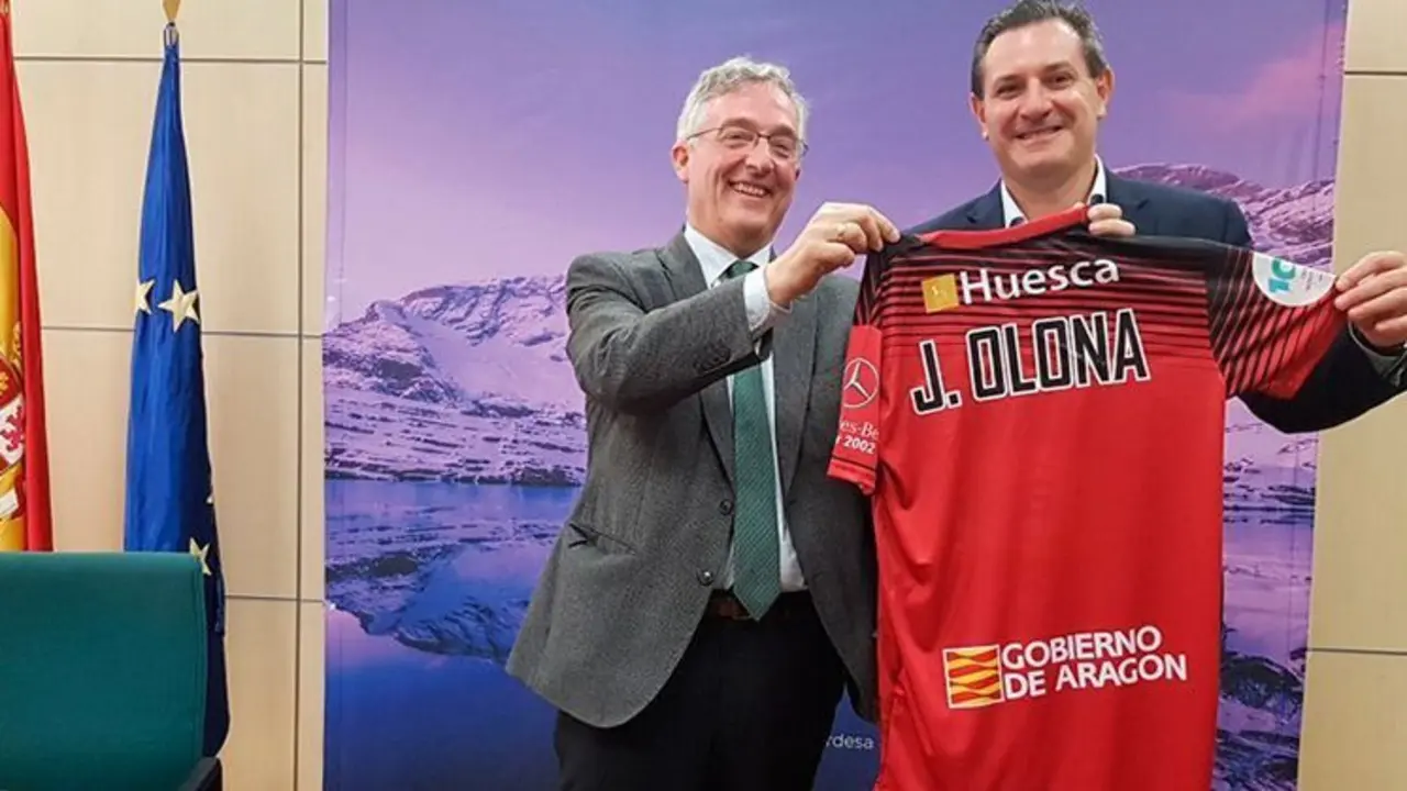 El consejero Olona, a la izquierda, con la camiseta del Bada que ya luce el logo del Centenario de Ordesa y Monte Perdido. Foto: Bada Huesca 