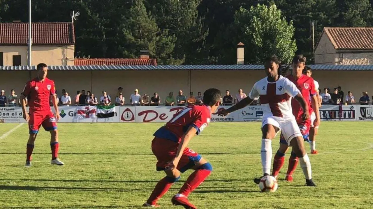 Semedo es presionado por jugadores del Numancia | Foto: CD Numancia