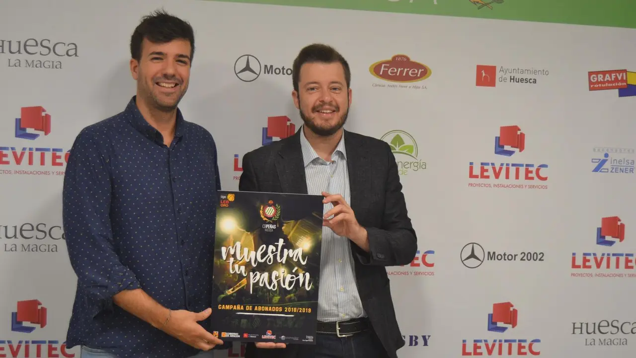Lorenzo Mairal y Antonio Or&uacute;s sostienen el lema de la campa&ntilde;a de socios para la nueva temporada del Pe&ntilde;as en la LEB Oro. Foto: Sporthuesca