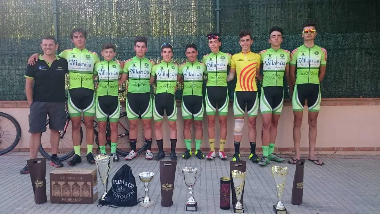 El equipo altoaragon&eacute;s posa con los trofeos conseguidos en la prueba tarraconense. Foto: Turismo Villan&uacute;a