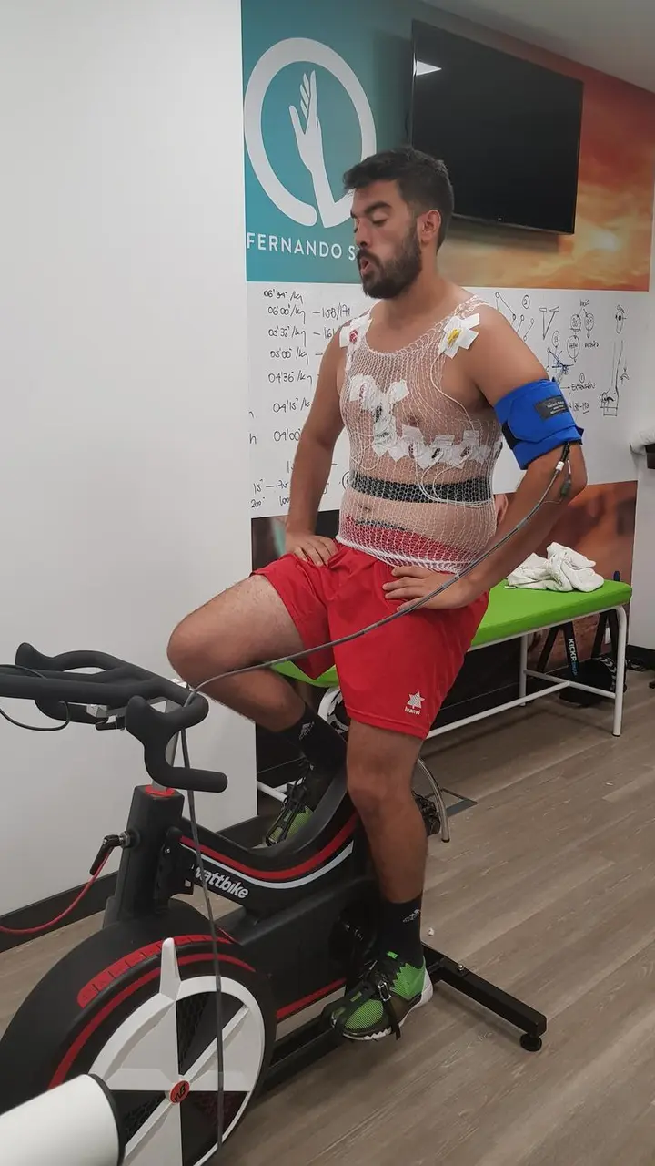 Carr&oacute;, sobre la bici, acusa el esfuerzo. Foto: BM Huesca