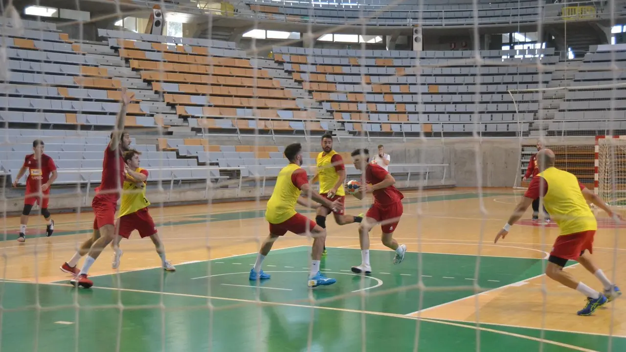 Los jugadores del Bada ya han tenido contacto con el bal&oacute;n en su primer d&iacute;a de la pretemporada. Foto: Sporthuesca
