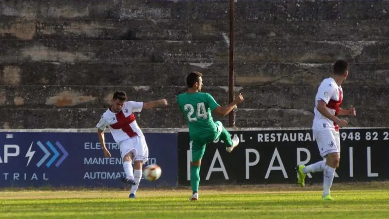 Moi G&oacute;mez centra un bal&oacute;n en el encuentro de pretemporada ante el Eibar | Foto: Mundo Deportivo