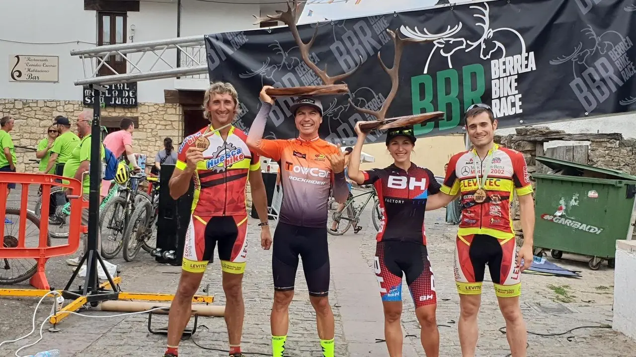 Milton Ramos y Alba Barrau, en el centro de la imagen luciendo sus trofeos tras ganar la Berrea Bike Race, con los otros dos altoaragoneses. Foto: Sporthuesca