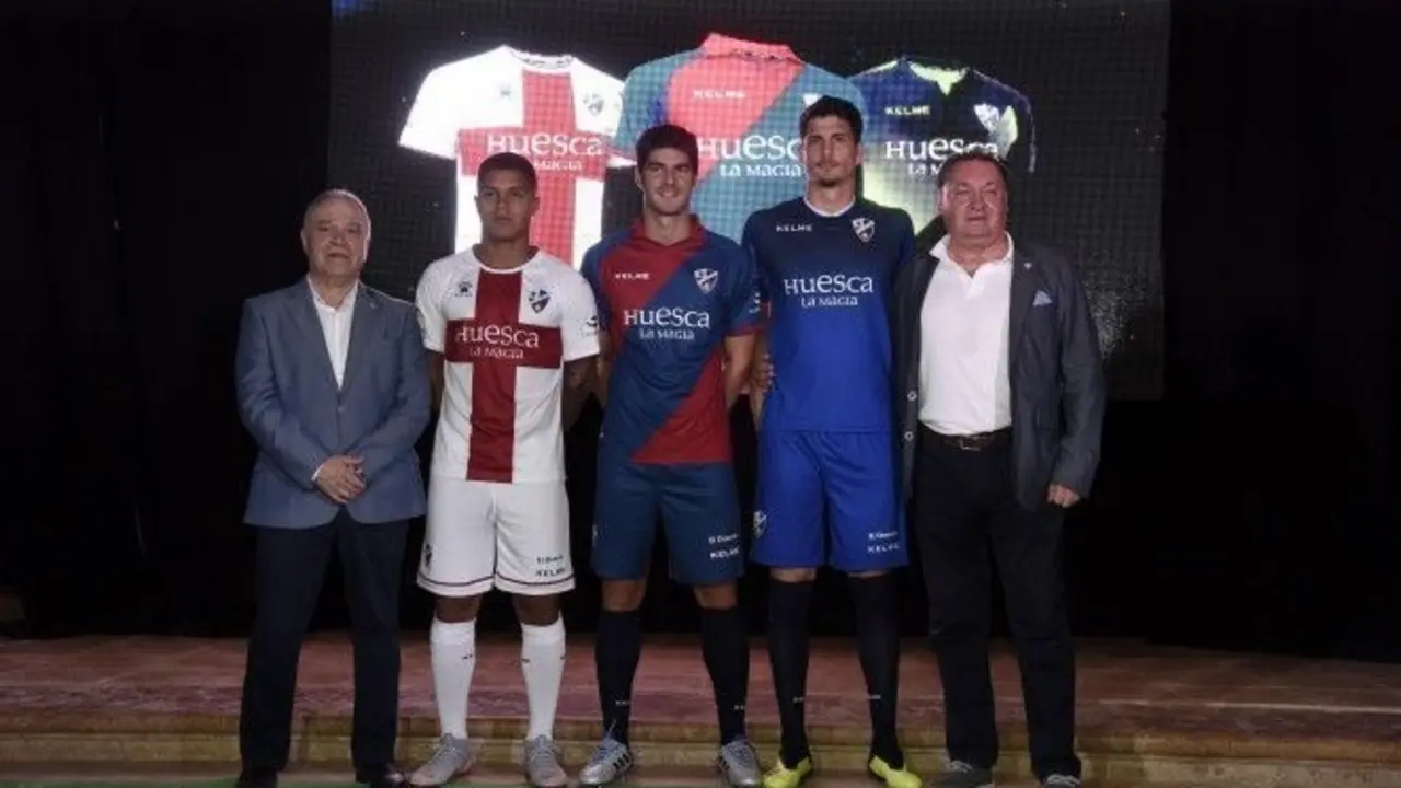 'Cucho', Melero y Werner posan con las equipaciones | Foto: SD Huesca
