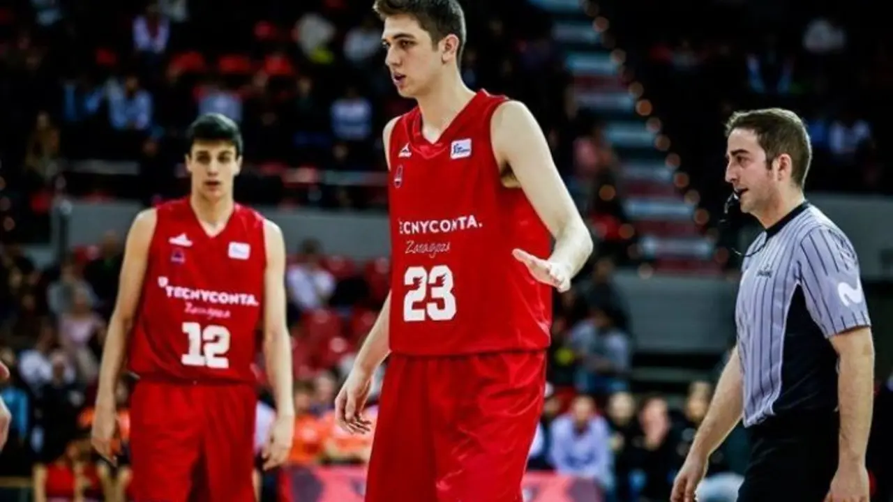 Jaime Fern&aacute;ndez, el d&iacute;a de su debut en Liga Endesa, con Aloc&eacute;n de fondo. Foto: Basket Zaragoza