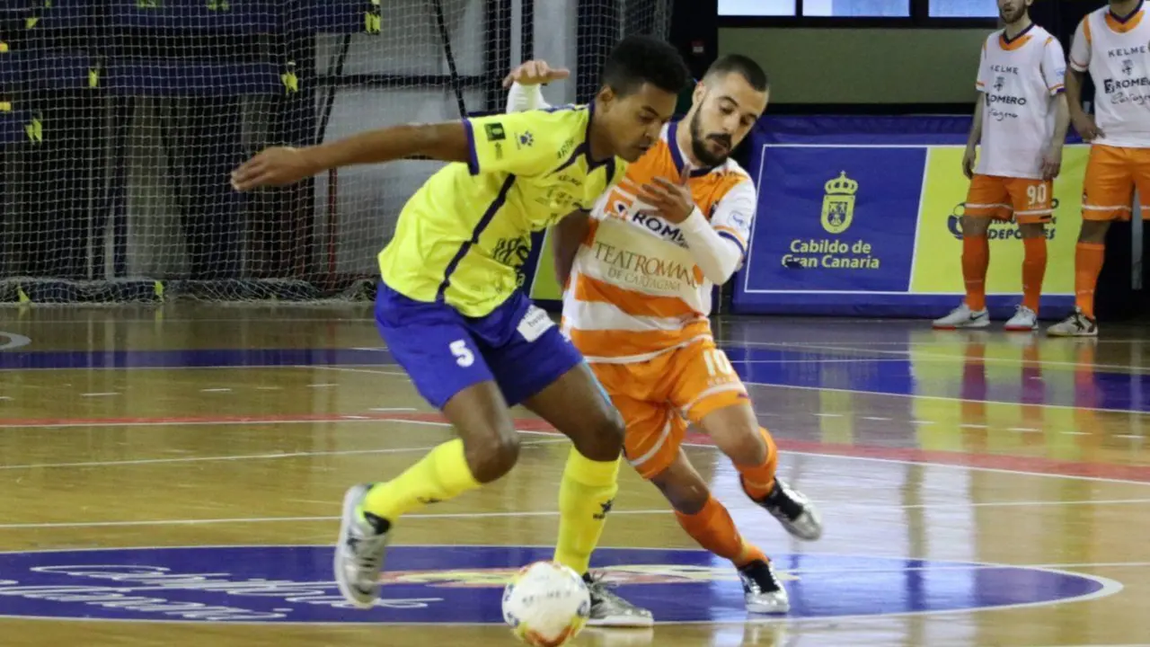 Farinha protege el bal&oacute;n en un partido con el Gran Canaria en el Centro Insular de Deportes