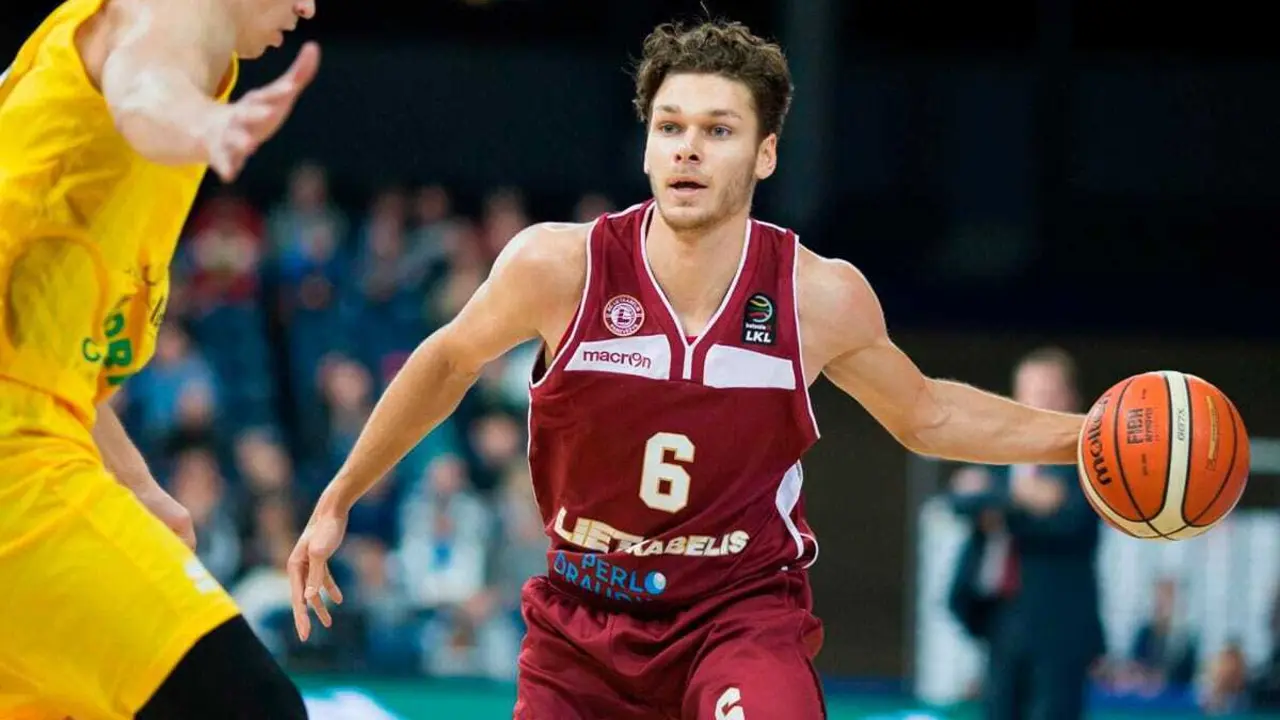 Lukas Aukstikalnis con la camiseta de su anterior equipo