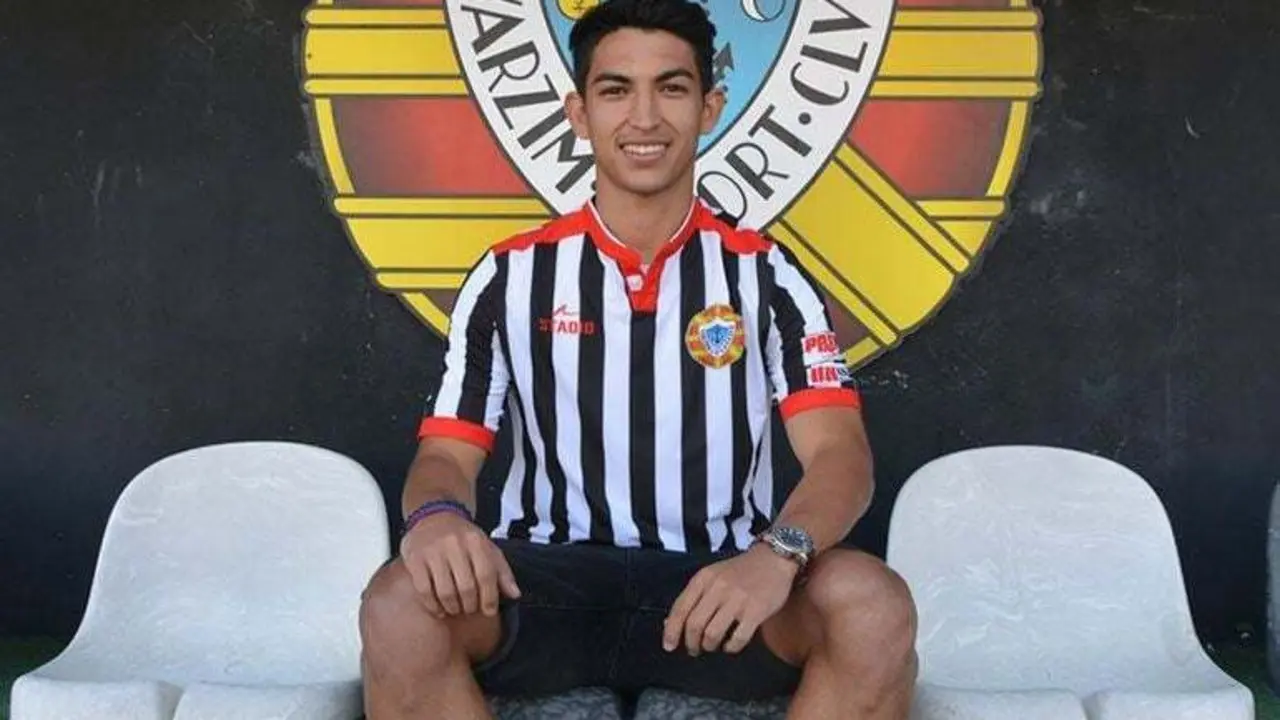 Toro posa con su nuevo club | Foto: Varzim Sport Club