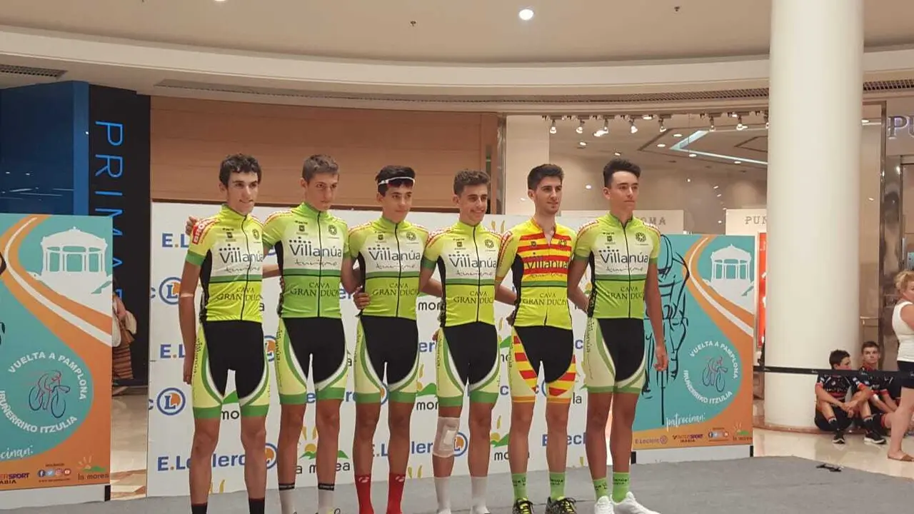 En la imagen, los seis ciclistas de la escuadra altoaragonesa que particip&oacute; en la Vuelta a Pamplona. Foto: Turismo Villan&uacute;a