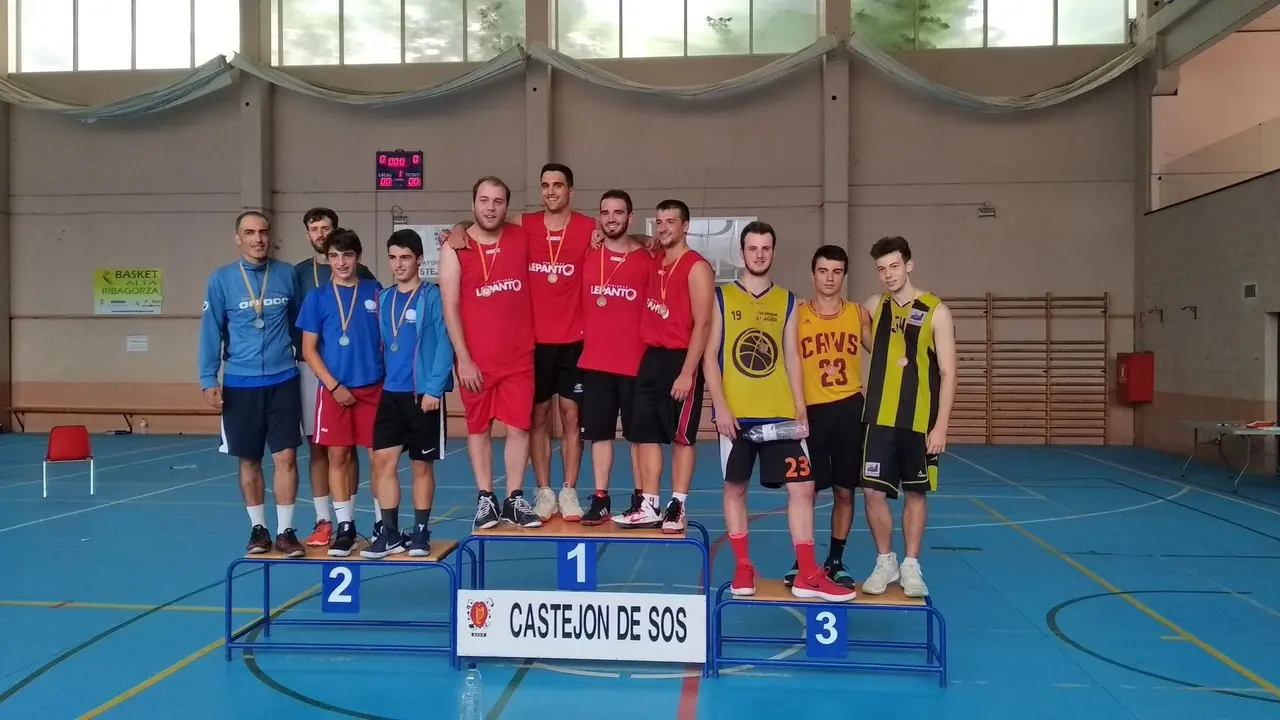 Podio de los senior en el 3x3 Pirineos. Foto: Castej&oacute;n de Sos