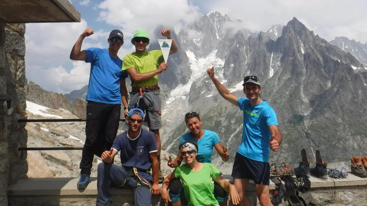 Buen humor para el posado de los escaladores del GTTA de la Federaci&oacute;n Aragonesa de Monta&ntilde;ismo. Foto: FAM