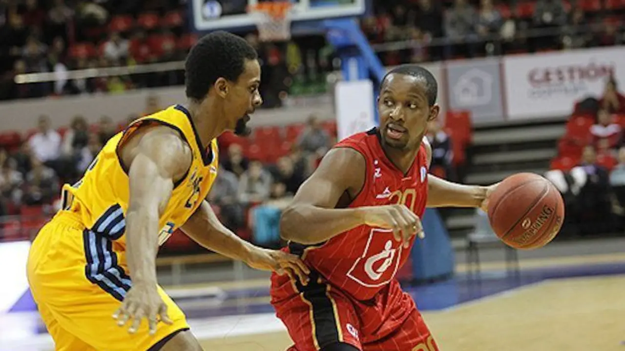 Jonathan Tabu conduce el bal&oacute;n en el partido de Eurocup ante el Alba de Berl&iacute;n en 2013. Foto: Esther Casas