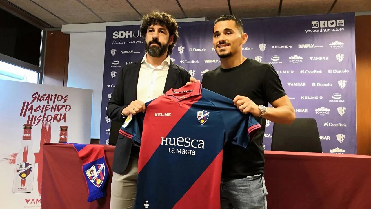 Serdar G&uuml;rler en su presentaci&oacute;n, junto a Emilio Vega | Foto: SD Huesca