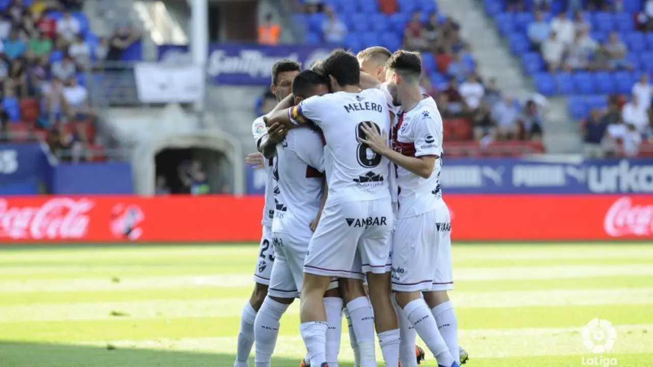 Jugadores del Huesca celebran un gol en el primer partido ante el Eibar | Foto: LFP