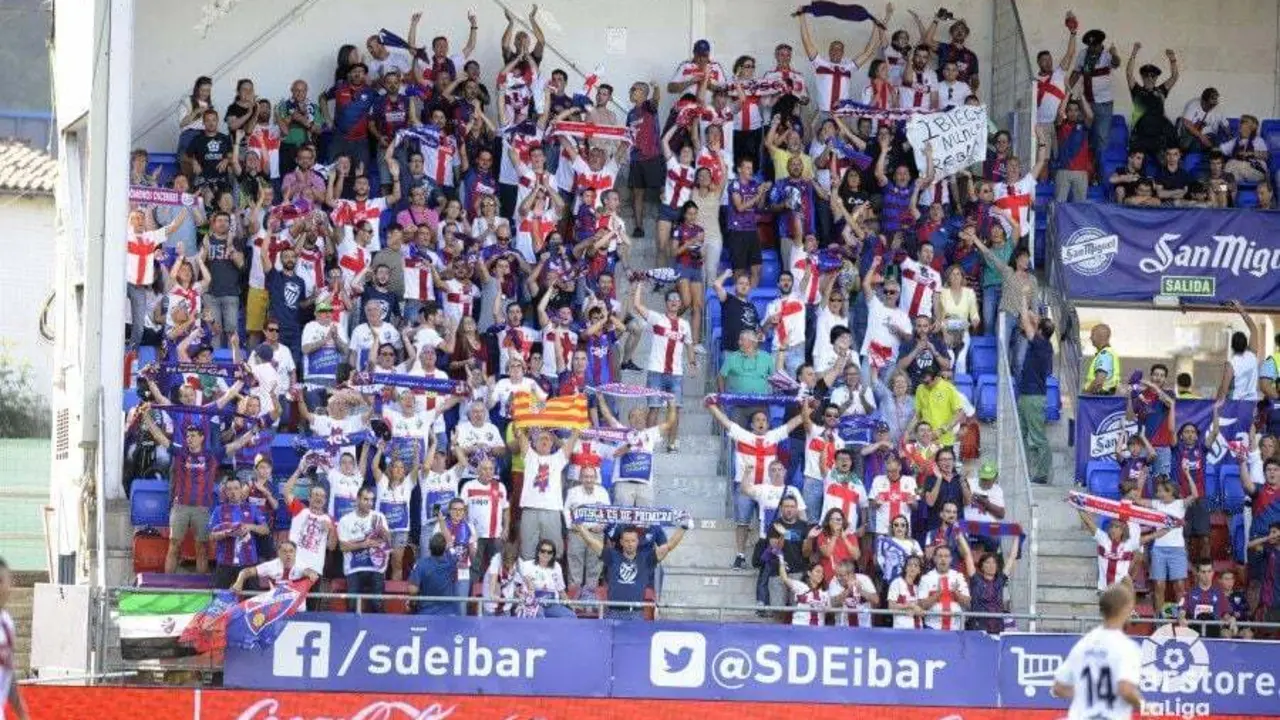 La afici&oacute;n azulgrana en el debut en Eibar| Foto: LFP