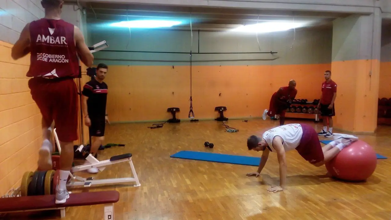 Los jugadores del Tecnyconta Zaragoza se ejercitan en el gimnasio. Foto: Basket Zaragoza