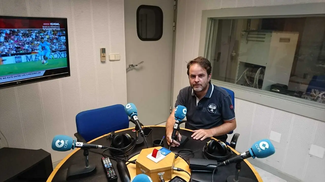 Berm&uacute;dez de Castro, en la imagen, en el estudio de Cope Huesca durante el programa Tiempo de Juego Huesca. Foto: Sporthuesca
