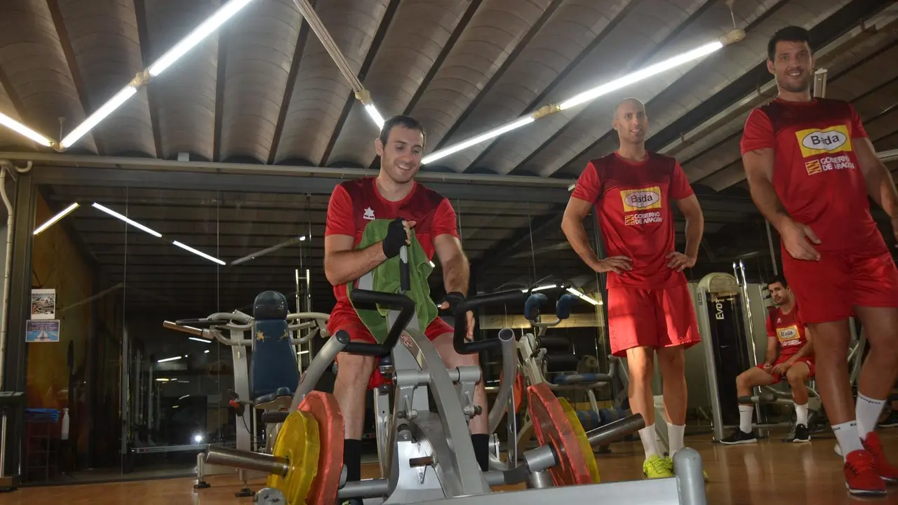 Oier, listo para realizar un ejercicio de musculaci&oacute;n en el Alameda, junto a Marco Mira y Eloy F&eacute;lez. Foto: Sporthuesca