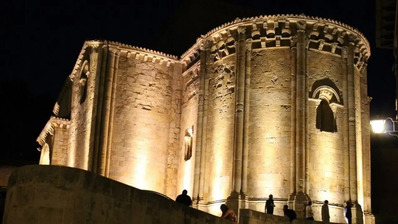 Imagen de San Miguel de Daroca iluminada por la noche. Foto: Oficina de Turismo Daroca