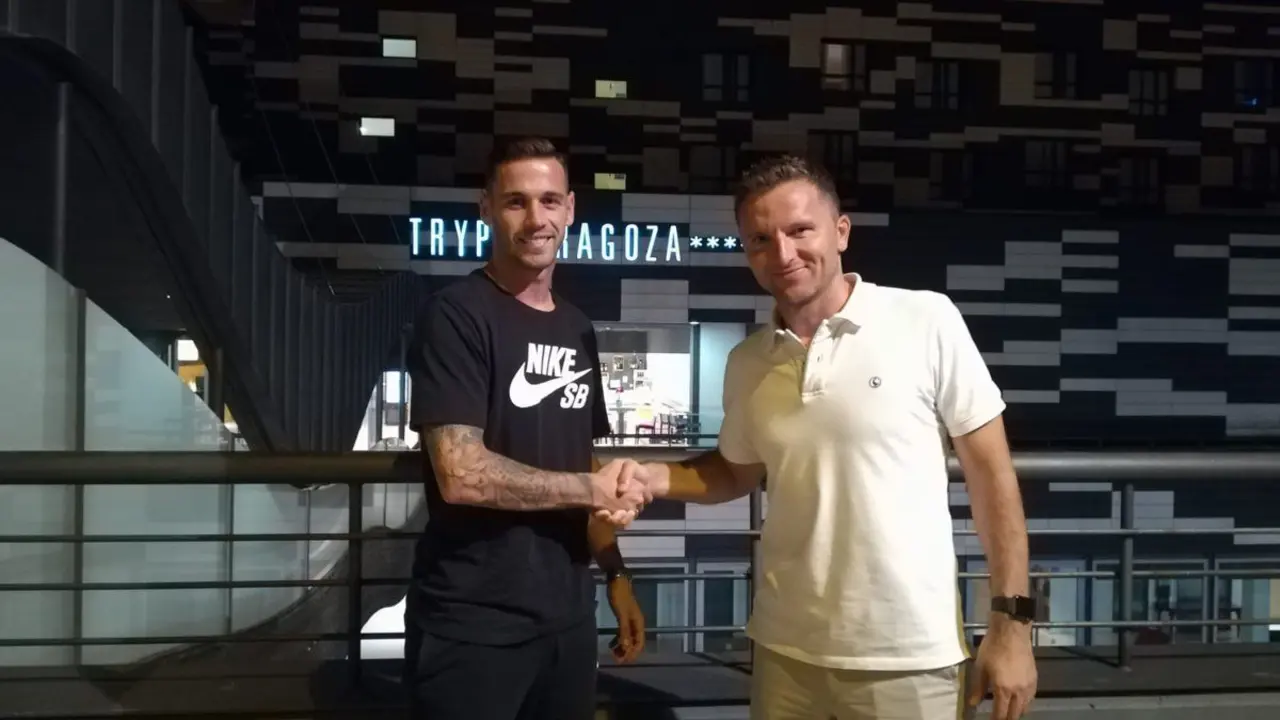 &Aacute;lvaro V&aacute;zquez es recibido a su llegada a Zaragoza por Lalo Arantegui. | Foto: Real Zaragoza