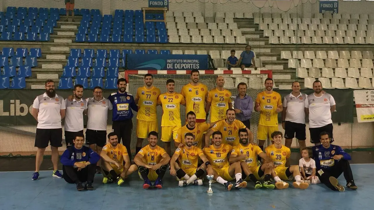 Jugadores y cuerpo t&eacute;cnico del Bada Huesca celebran el triunfo. Foto: BM Huesca