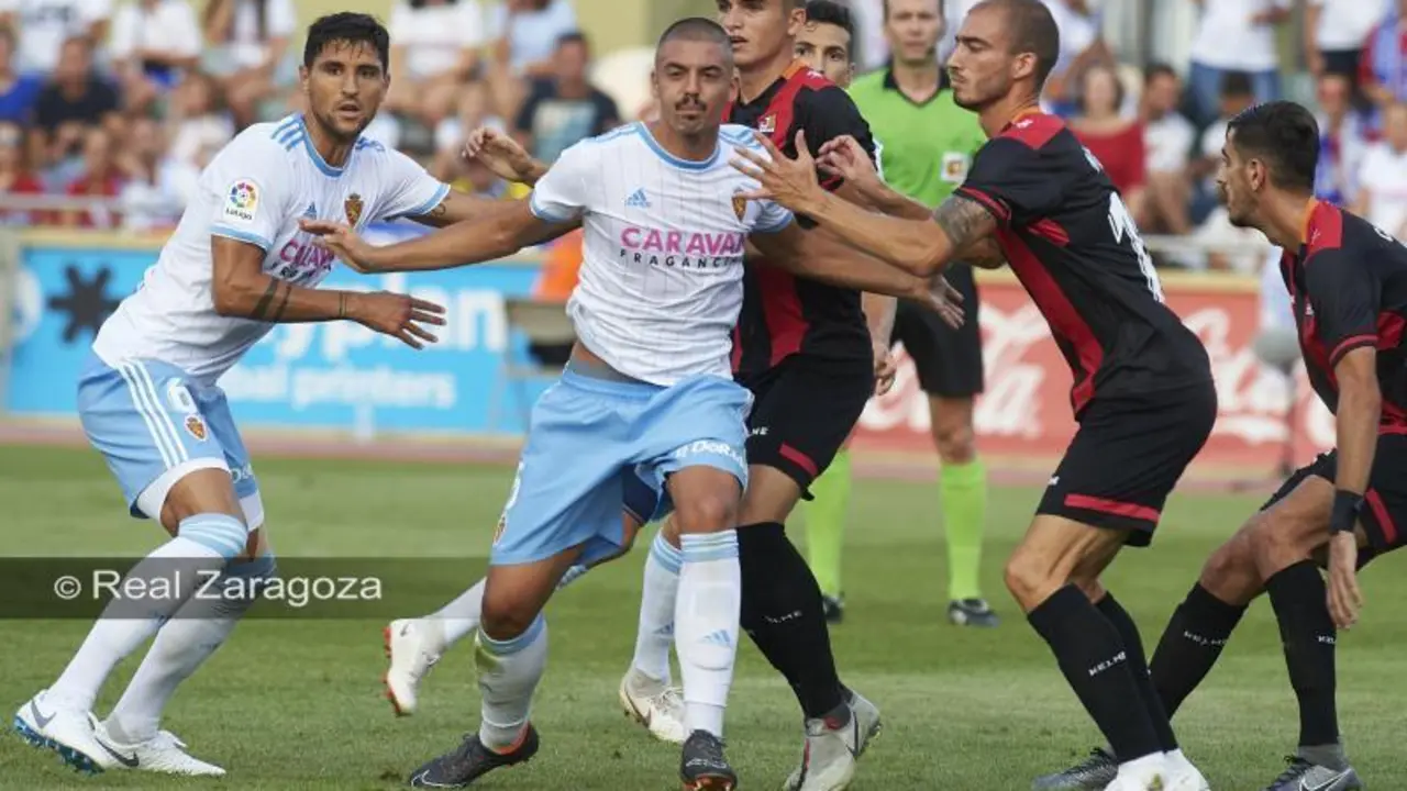 Verdasca y Grippo intentan rematar un c&oacute;rner. | Foto: Tino Gil, Real Zaragoza.