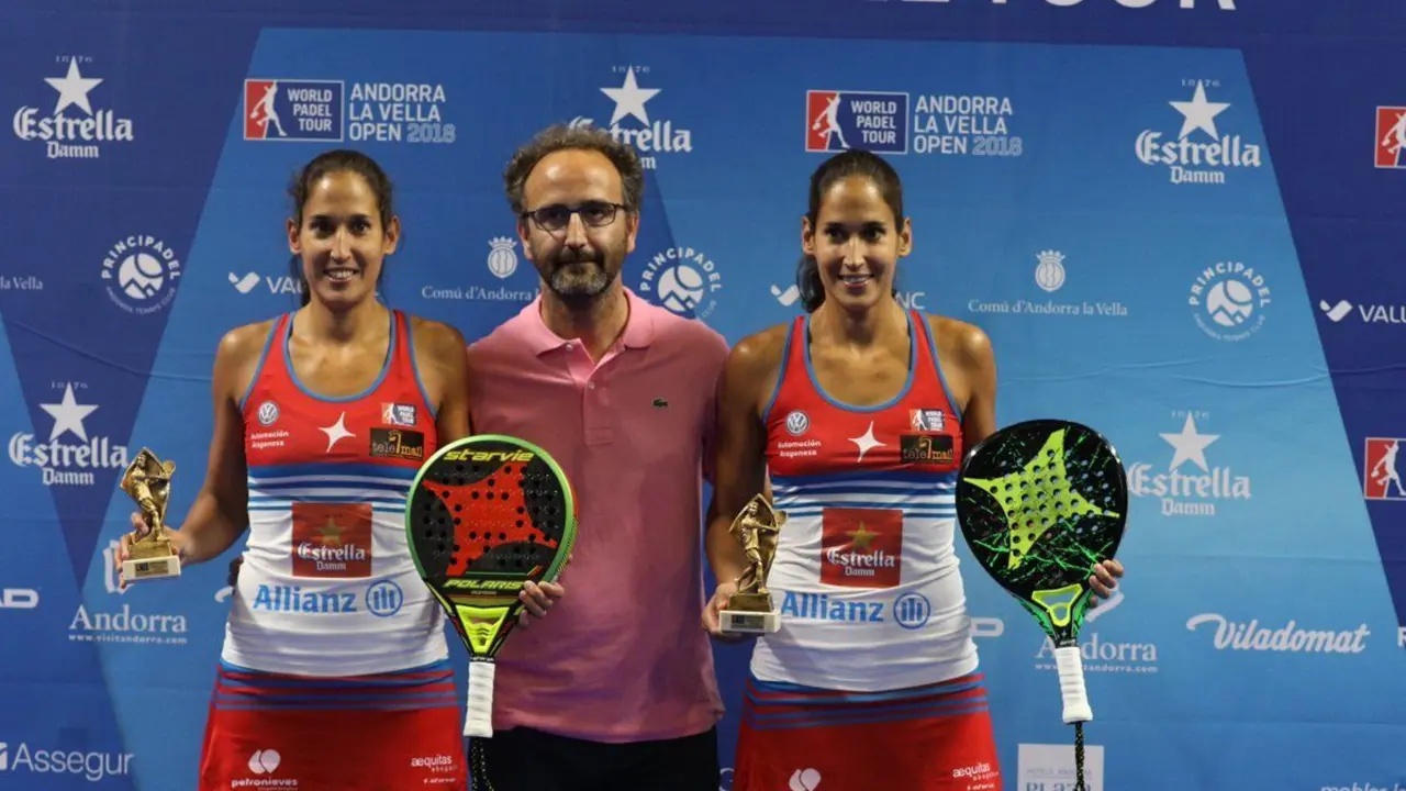 Mapi y Majo S&aacute;nchez Alayeto posan junto a los trofeos de campeonas de Andorra. Foto: World Padel Tour