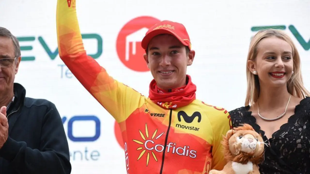 Fernando Barcel&oacute; en el podium del Tour de l'Avenir | Foto: Tour de l'Avenir