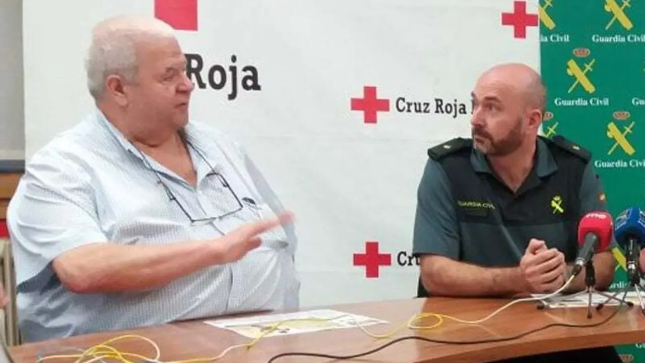 Antonio Guti&eacute;rrez, a la izquierda, en una rueda de prensa. Foto: sporthuesca.com