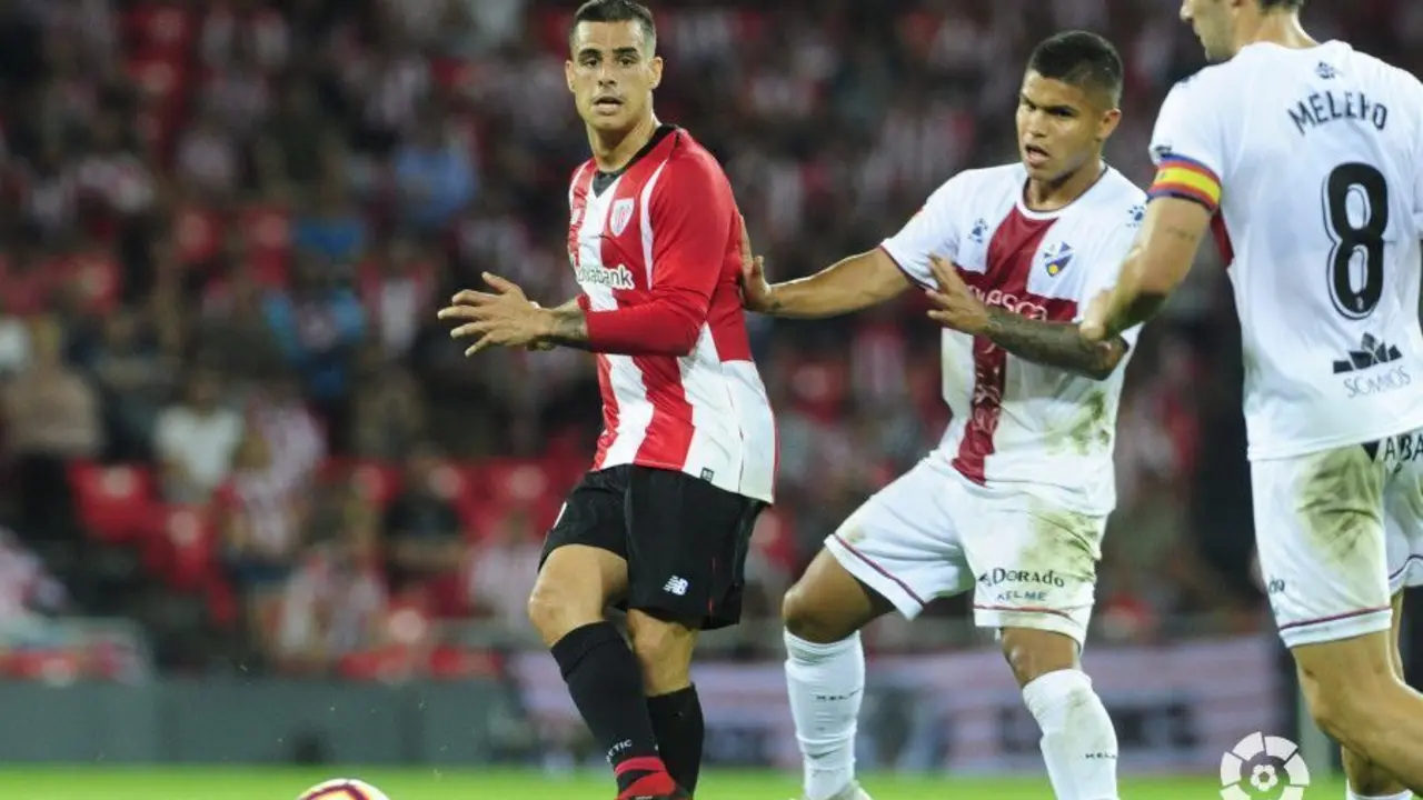 'Cucho' Hern&aacute;ndez, al fondo, pelando por el cuero en un lance del partido. ! Foto: LFP